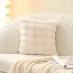 Coussin blanc fausse fourrure 6