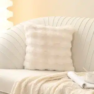 Coussin blanc fausse fourrure