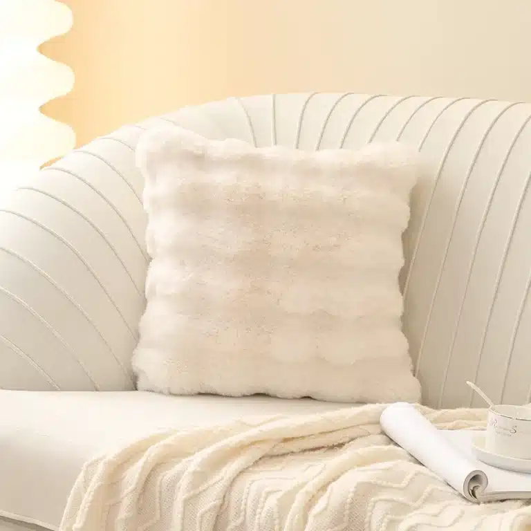 Coussin blanc fausse fourrure 6