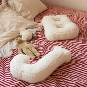 Coussin en forme de lettre blanc